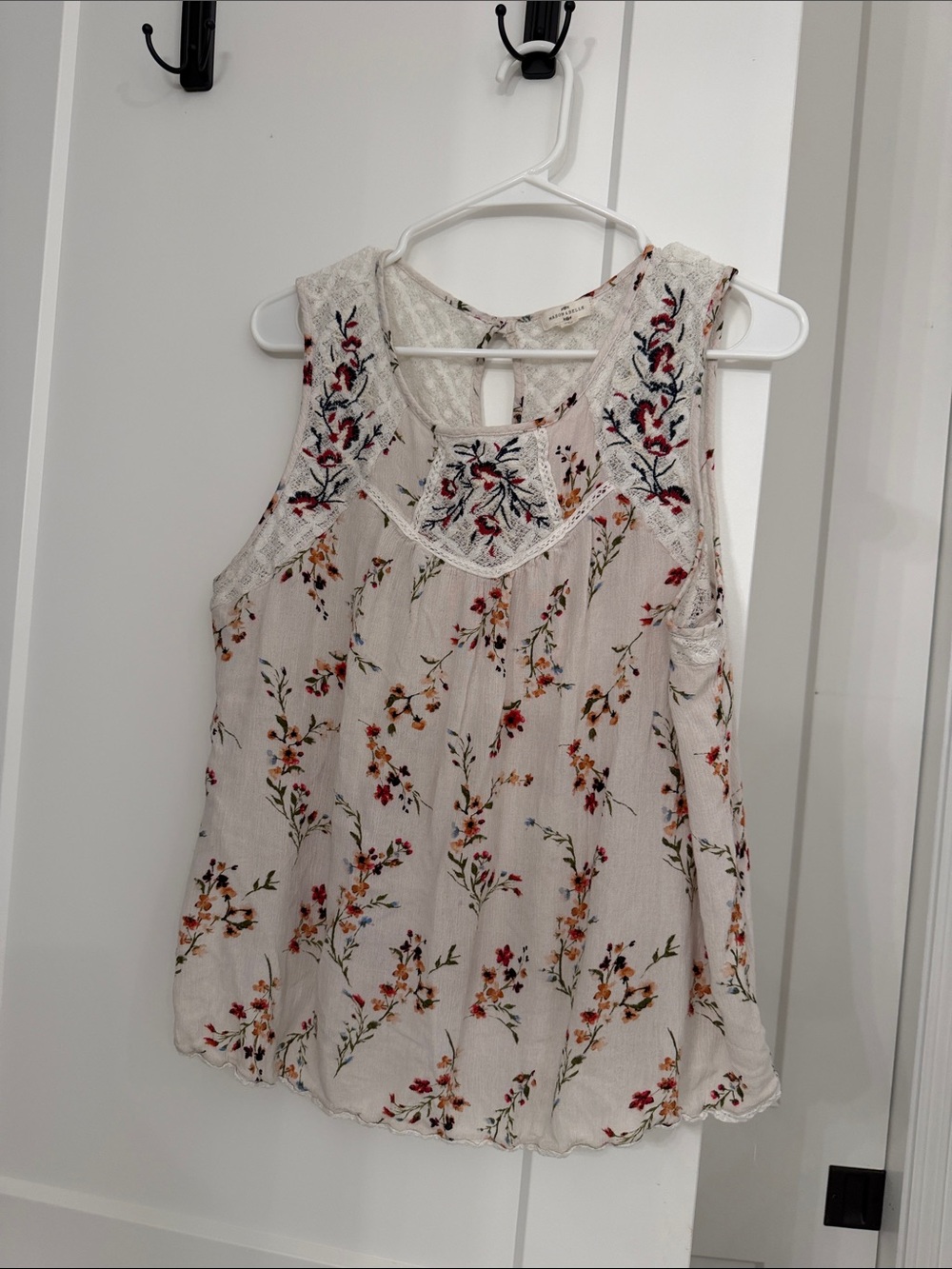 Floral Lace-Trim Cream Sleeveless Blouse